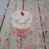Boîte à bonheur avec rose blanche, coccinelle, noeud en ruban et décoration délicate.