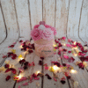 Box personnalisation – Boîte à tendresse avec roses rose clair et rose, hortensias blancs, cœur pailleté rose, tissu doux et touches de paillettes brillantes pour une élégance subtile.