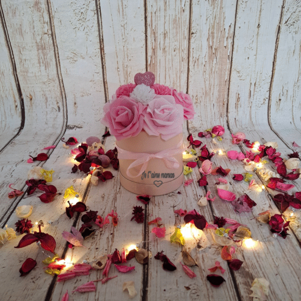 Box personnalisation – Boîte à tendresse avec roses rose clair et rose, hortensias blancs, cœur pailleté rose, tissu doux et touches de paillettes brillantes pour une élégance subtile.
