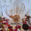 Composition florale personnalisée Bois d’Automne avec roses en mousse, hortensias, éléments naturels et message Bonne fête mamie sur boîte cadeau blanche en forme de sac