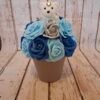 Composition florale Calin bleu avec un ourson blanc et des roses pailletées argentées dans des tons de bleu