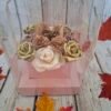 Charme d'automne, une boîte carrée avec des roses crème et marron, des pommes de pin, des épis pailletés dorés, des hortensias et des paillettes.