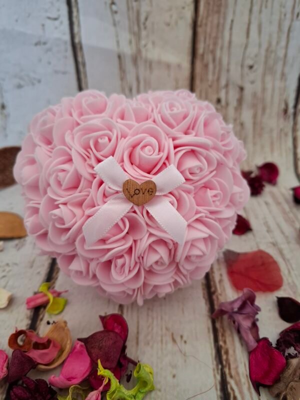 Cœur d'amour, un cœur en bois Love avec des roses roses et un nœud blanc.