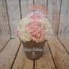 Composition florale Éclat d’anniversaire avec des roses roses claires et blanches, des roses avec strass, un décor Happy Birthday et personnalisation du pot.