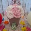 Composition florale Eclat d'anniversaire avec des roses roses claires et blanches, des roses avec strass et un décor Happy Birthday