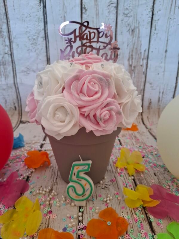 Composition florale Eclat d'anniversaire avec des roses roses claires et blanches, des roses avec strass et un décor Happy Birthday