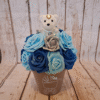 Composition florale Calin bleu avec un ourson blanc et des roses pailletées argentées dans des tons de bleu personnalisation de pot