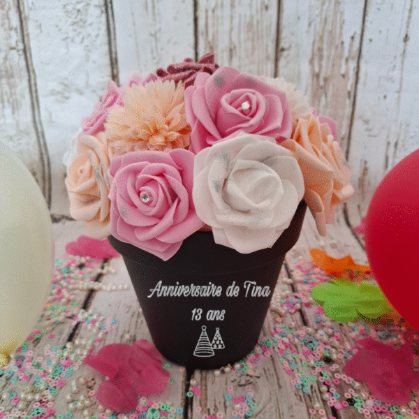 Personnalisation pot composition florale Rêverie Rosée avec des roses pailletées roses roses blanches roses foncées rose pêche hortensia orange très clair et hortensia blanche