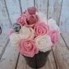 Pot cœur étoilé avec des roses blanches, roses foncées, roses pailletées rose et argent, et un cœur pailleté rose, création florale élégante et romantique.