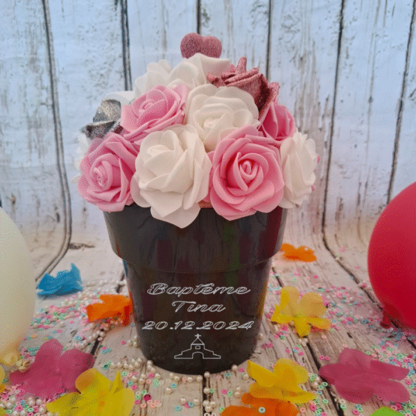 Pot cœur étoilé avec des roses blanches, roses foncées, roses pailletées rose et argent, et un cœur pailleté rose, création florale élégante, romantique et personnalisée.
