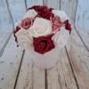 Pot décoratif Éclat Romantique avec roses blanches, roses rouges et roses pailletées, décoration florale élégante.