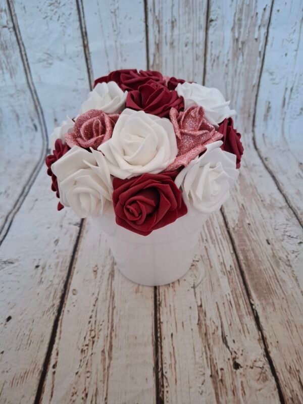 Pot décoratif Éclat Romantique avec roses blanches, roses rouges et roses pailletées, décoration florale élégante.
