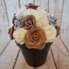 Composition florale Mystère Chocolaté avec rose en jute marron, roses chocolat, roses pailletées argentées, roses crèmes strass et roses blanches.