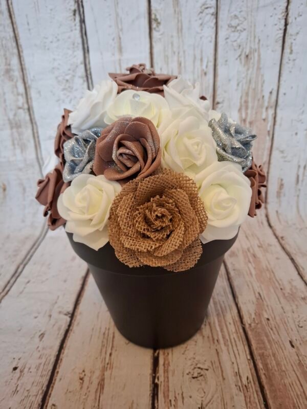 Composition florale Mystère Chocolaté avec rose en jute marron, roses chocolat, roses pailletées argentées, roses crèmes strass et roses blanches.