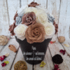 Texte personnalisé – Composition florale Mystère Chocolaté avec rose en jute marron, roses chocolat, roses pailletées argentées, roses crèmes strass et roses blanches.