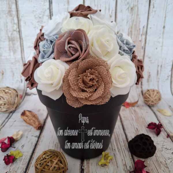 Texte personnalisé – Composition florale Mystère Chocolaté avec rose en jute marron, roses chocolat, roses pailletées argentées, roses crèmes strass et roses blanches.