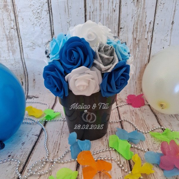 Pot Reflets célestes, avec roses blanches, bleues foncées, bleues claires et pailletées argentées, création florale élégante personnalisée aux nuances célestes.