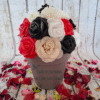 Composition florale Reflets de Passion avec des roses rouges clair, roses noires, roses blanches, roses crèmes à strass, hortensias blancs et jute beige.