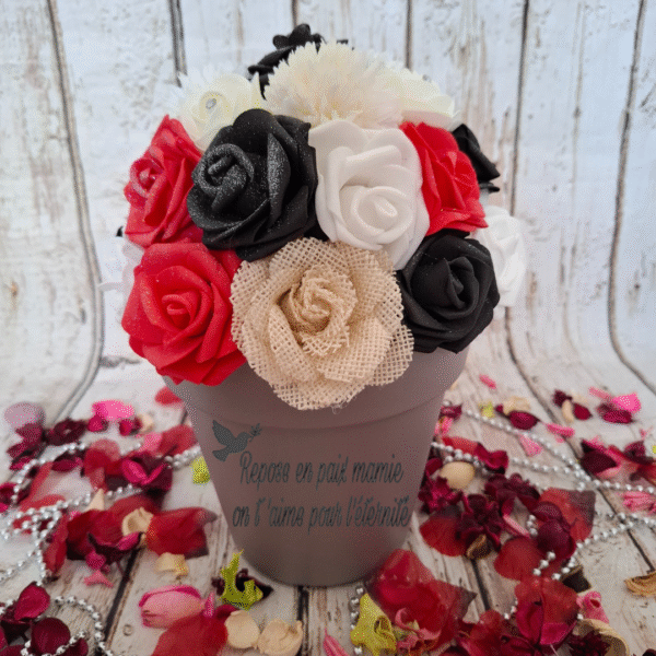 Composition florale Reflets de Passion avec des roses rouges clair, roses noires, roses blanches, roses crèmes à strass, hortensias blancs et jute beige.