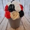 Composition florale Reflets de Passion avec des roses rouges clair, roses noires, roses blanches, roses crèmes strass, hortensias blanches et jute beige.