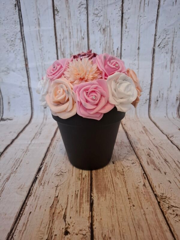 Composition florale Rêverie Rosée avec des roses pailletées rose, roses blanches, roses foncées, rose pêche, hortensia orange très clair et hortensia blanche.
