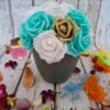 Composition florale Rêve en turquoise avec des roses dorées pailletées, turquoises, blanches et crèmes