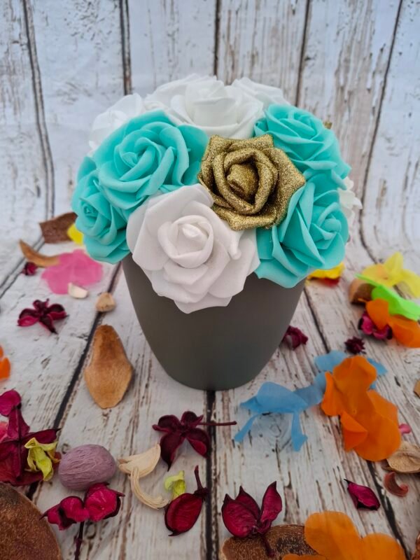 Composition florale Rêve en turquoise avec des roses dorées pailletées, turquoises, blanches et crèmes