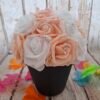 Merveille de Paques composition florale pour Paques avec roses blanches et pêche, petits lapins et œuf en papier.