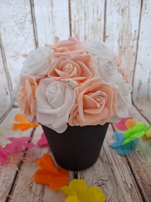 Merveille de Paques composition florale pour Paques avec roses blanches et pêche, petits lapins et œuf en papier.