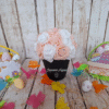 Merveille de Pâques, composition florale personnalisable pour Pâques avec roses blanches et pêche, petits lapins, œuf en papier, et possibilité de personnalisation du pot.