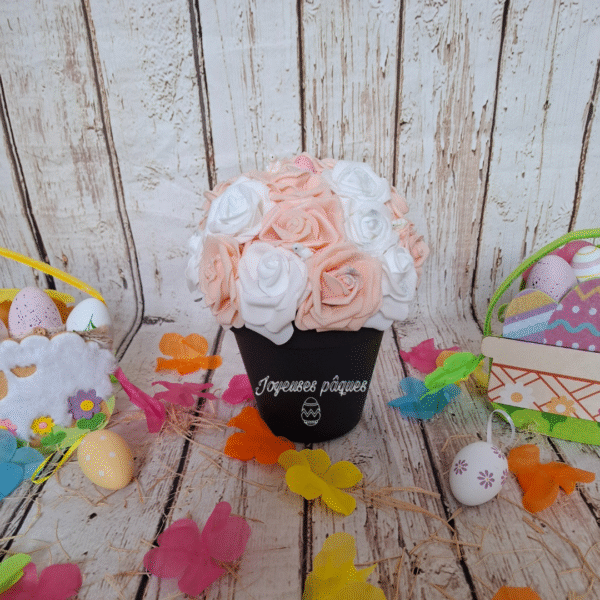 Merveille de Pâques, composition florale personnalisable pour Pâques avec roses blanches et pêche, petits lapins, œuf en papier, et possibilité de personnalisation du pot.
