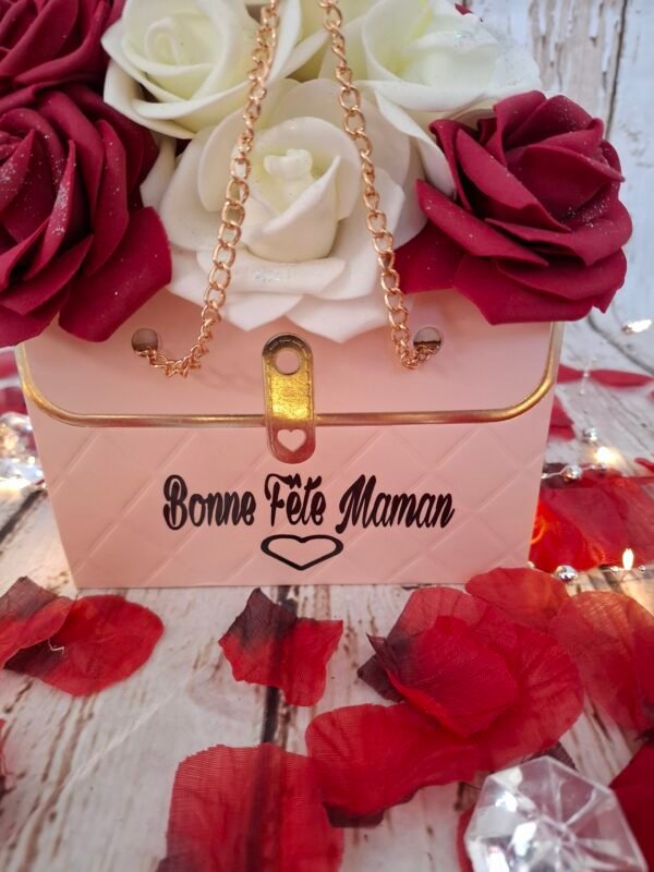 Détail de la personnalisation en vinyle sur le sac « Romance Éternelle », avec écriture élégante sur fond de roses en mousse rose, bordeaux et crème.