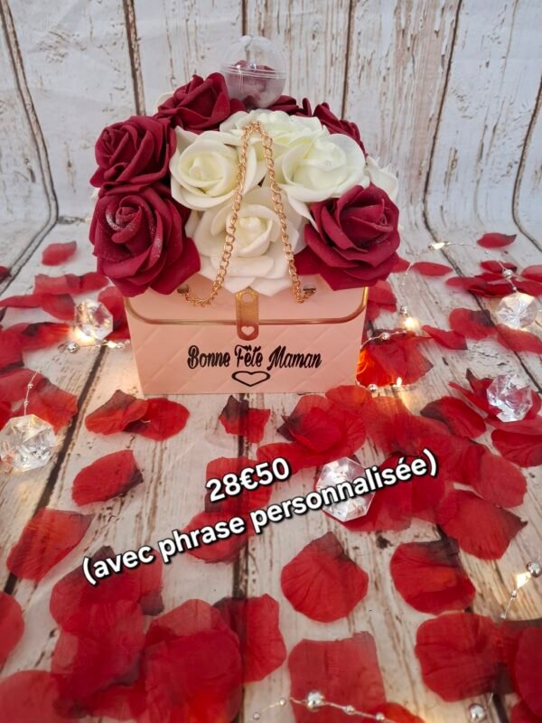 Sac « Romance Éternelle » avec personnalisation en vinyle affichant un prénom, décoré de roses en mousse aux tons rose clair, bordeaux et crème, sur fond clair.