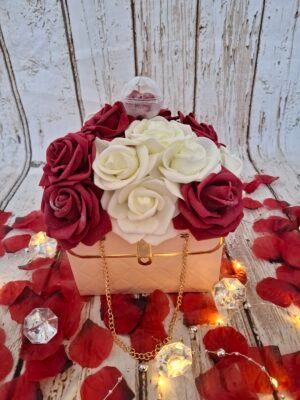 Sac Romance Éternelle, sac rose avec roses bordeaux et crème, boule scintillante et paillettes.