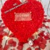 Cœur rouge en roses en mousse sur support bois avec plaque plexy personnalisée