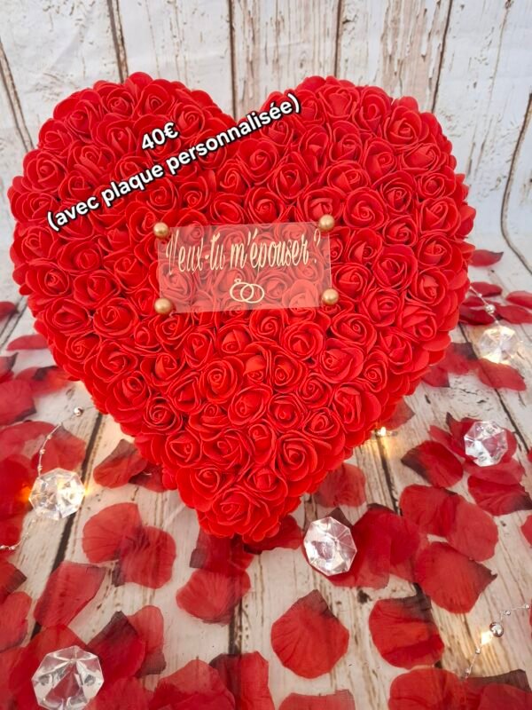 Cœur rouge en roses en mousse sur support bois avec plaque plexy personnalisée