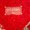 Création florale cœur rouge avec plaque personnalisée en plexy sur socle bois