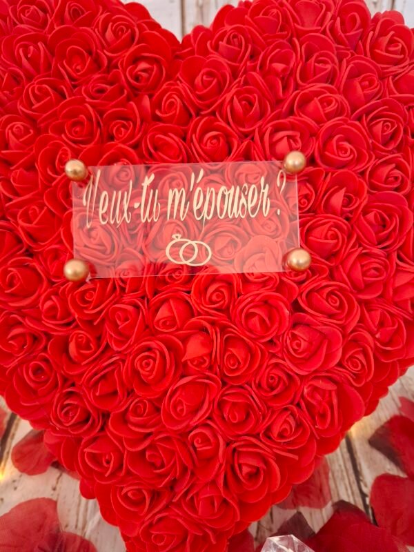 Création florale cœur rouge avec plaque personnalisée en plexy sur socle bois