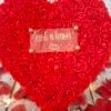 Cœur design rouge décoré de roses avec plaque d’inscription plexy