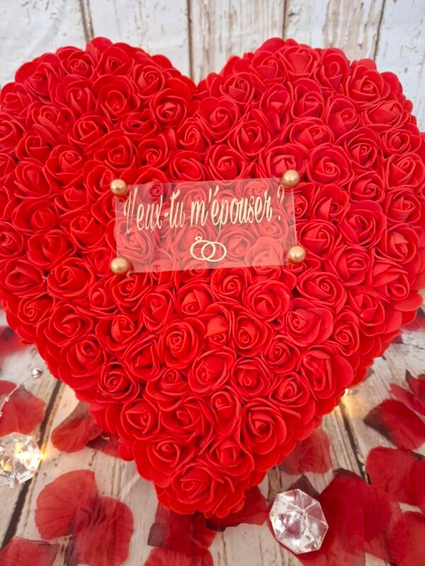 Cœur design rouge décoré de roses avec plaque d’inscription plexy