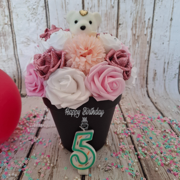 Personnalisation de pot composition florale Tendre Ourson blanc rose pailletées avec des roses blanches et roses poudrées.