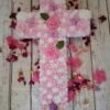 Détail de la croix funéraire Hommage Fleuri avec cœur en plexi et roses en mousse.