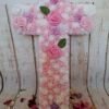 Vue rapprochée des fleurs en mousse sur la croix Hommage Fleuri.