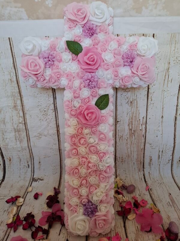 Vue rapprochée des fleurs en mousse sur la croix Hommage Fleuri.