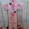 Croix funéraire Hommage Fleuri en roses en mousse avec cœur en plexi – création artisanale.