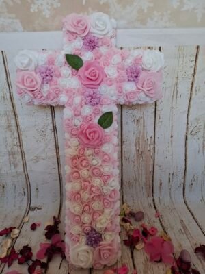 Croix funéraire Hommage Fleuri en roses en mousse avec cœur en plexi – création artisanale.