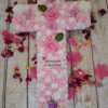 Croix funéraire Hommage Fleuri avec cœur en plexi personnalisé, détails des roses en mousse.