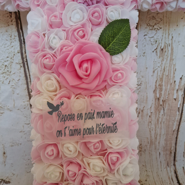 Détail de la personnalisation sur cœur en plexi de la croix funéraire Hommage Fleuri.