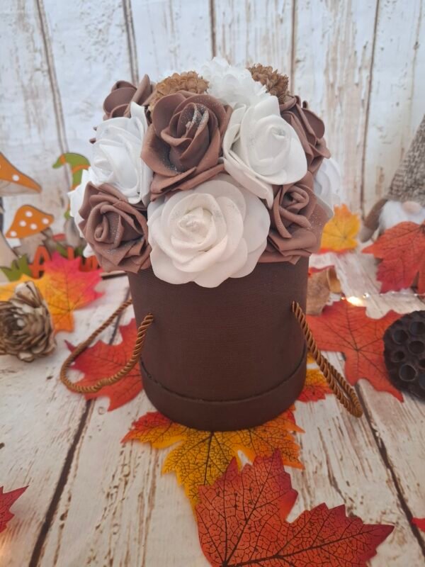 imperial-box-chocolat-marron-personnalisation-creations-1.jpg Box Elégance Impériale avec roses blanches et marron, mini-hortensias, paillettes, corde décorative et mousse, pour une création personnalisée, élégante et raffinée, idéale pour offrir à un anniversaire, mariage ou fête.