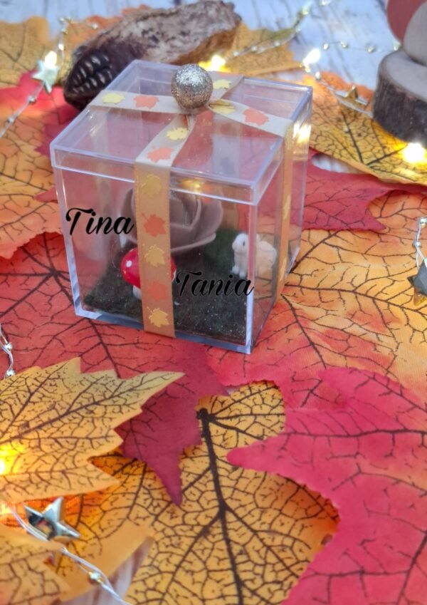 boite-enchantee-personnalisation-mariage-champetre-rose-lapin-5.jpg Boîte enchantée “Douceur forestière” contenant une rose en mousse marron, un petit lapin, un champignon, de l’herbe artificielle et quelques paillettes, pour une composition charmante et champêtre.